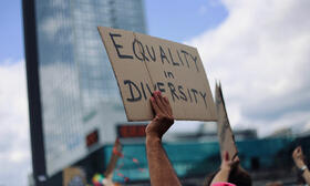 Protesttafel bei Demo mit der Aufschrift Equality in Diversity