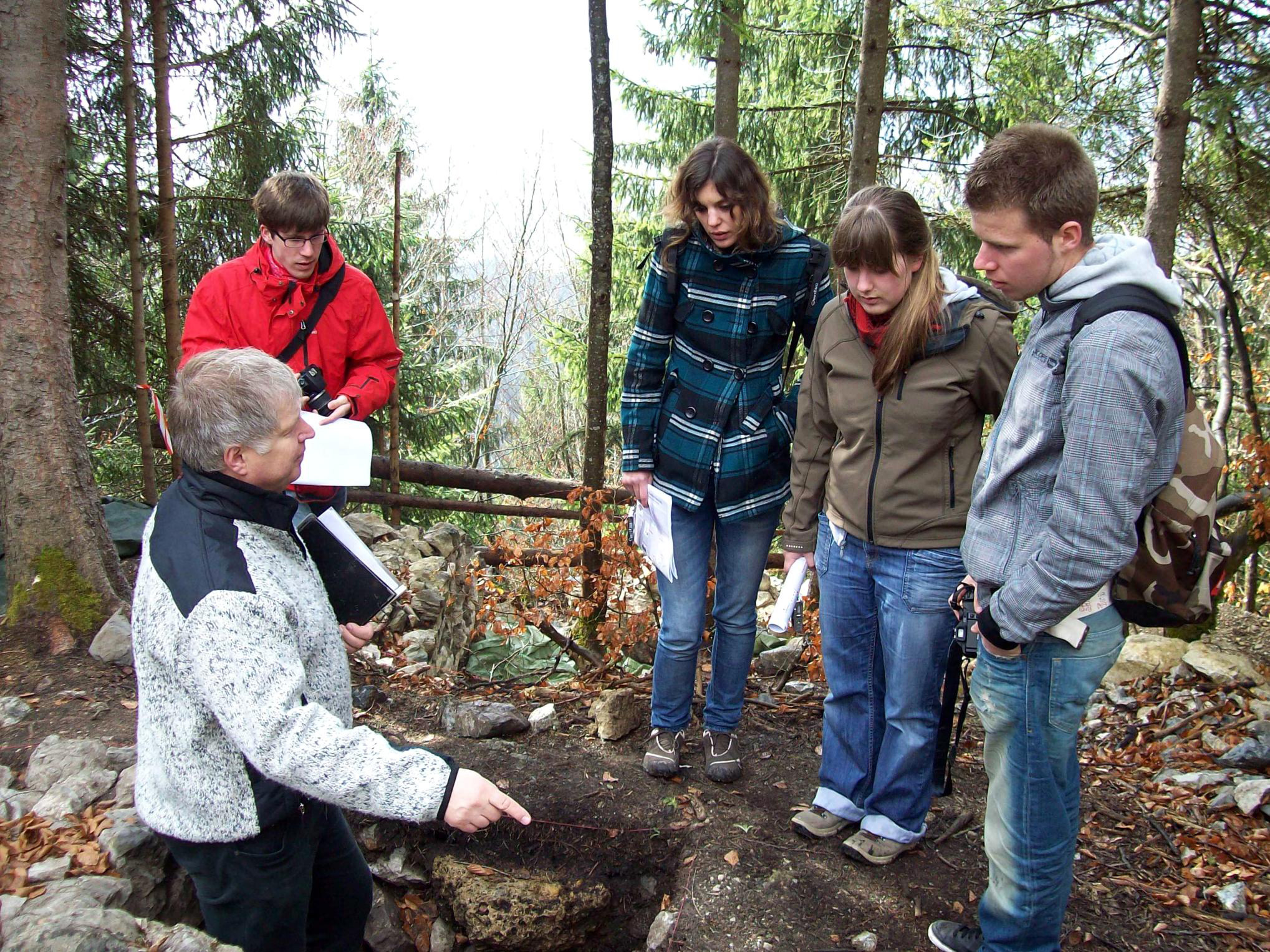 2 - an der Grabungsfläche, Prof. Stadler; Foto: C. Lehnert